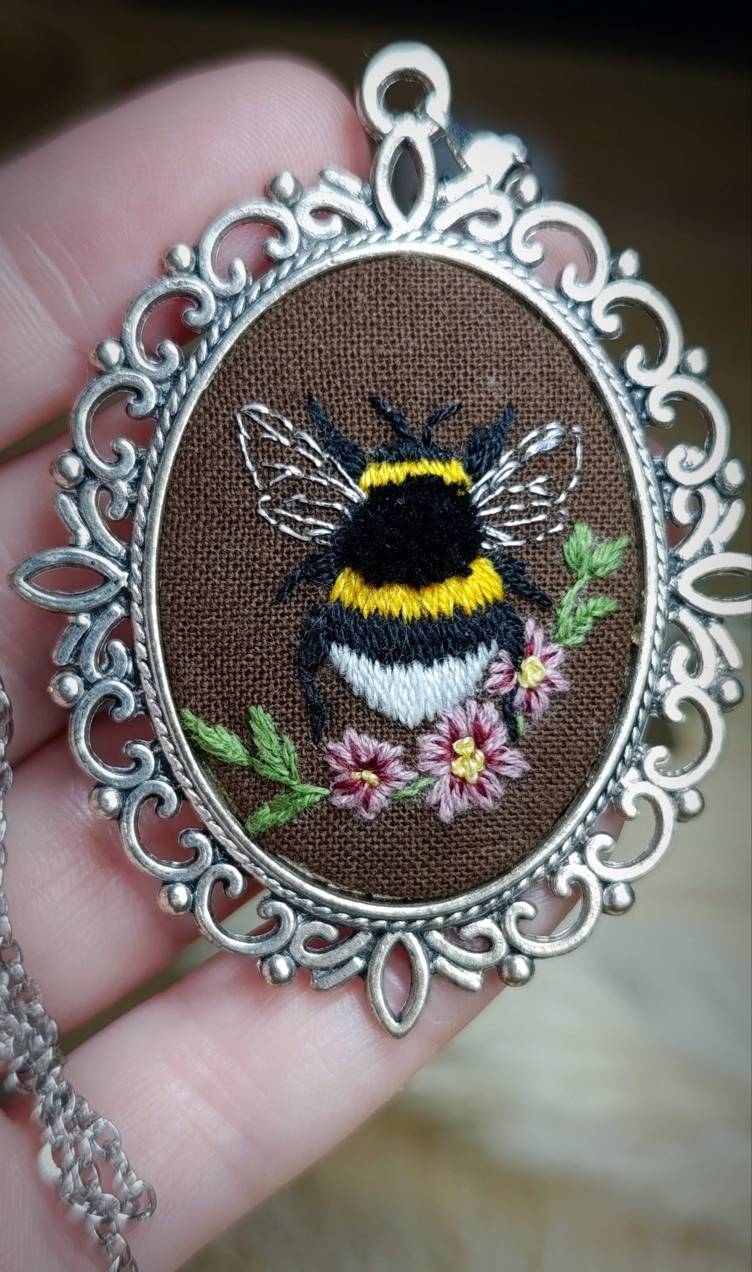 Pendentif brodée à la main – Bourdon petit Gardien des Fleurs – Image 4