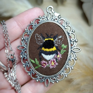 Pendentif brodée à la main – Bourdon petit Gardien des Fleurs
