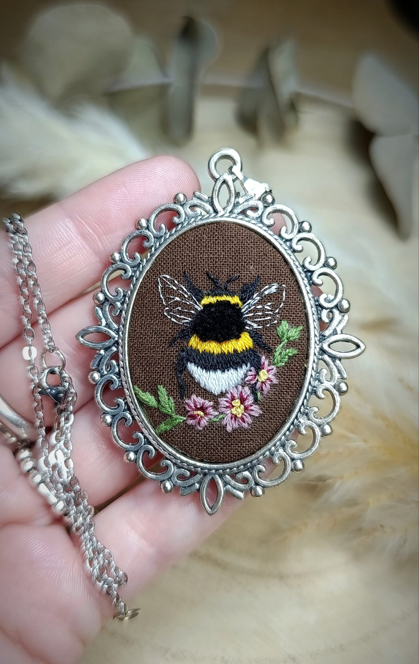Pendentif brodée à la main – Bourdon petit Gardien des Fleurs