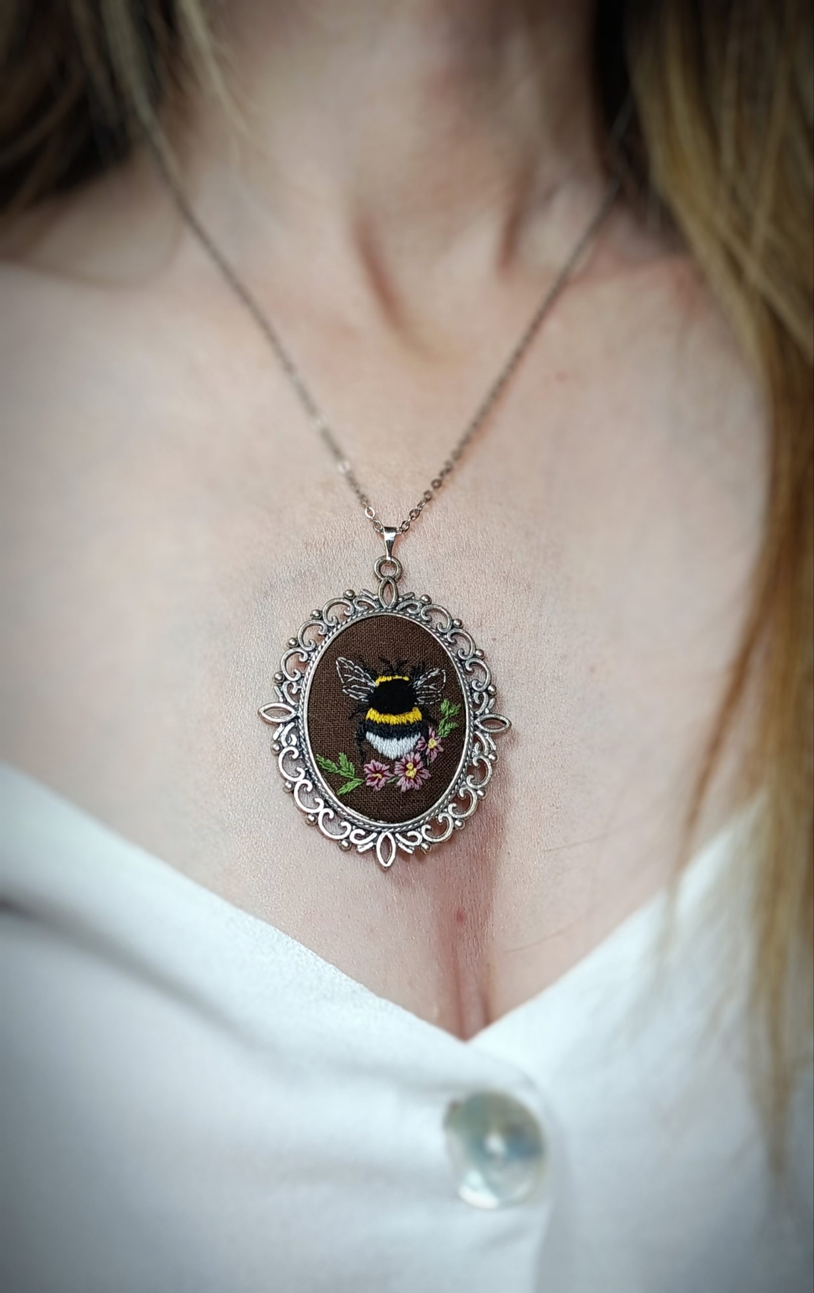 Pendentif brodée à la main – Bourdon petit Gardien des Fleurs – Image 2
