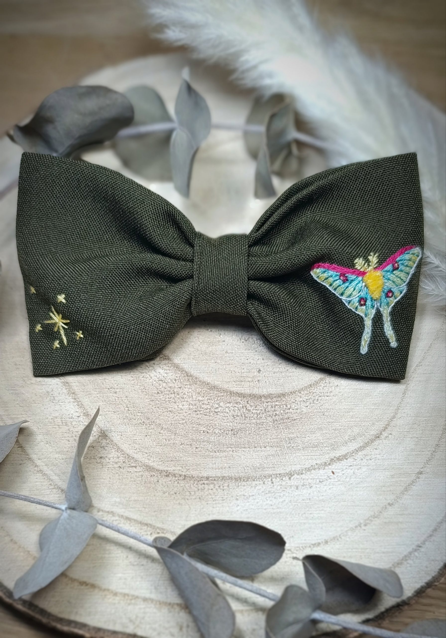 Barrette noeud brodée main - Papillon de nuit - Luna Moth – Image 2