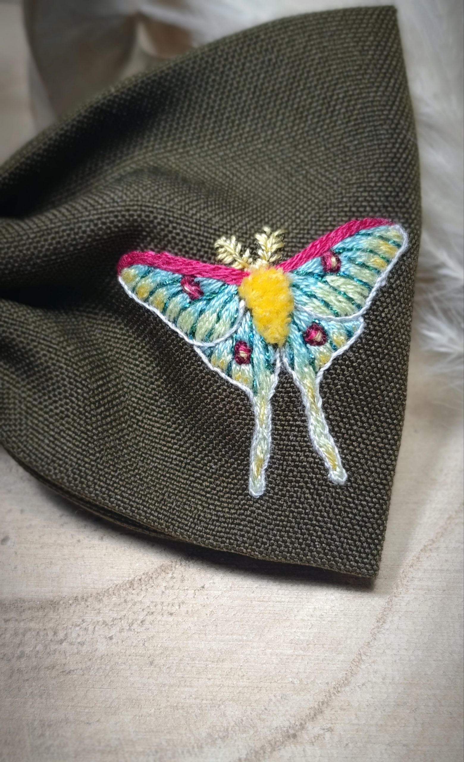 Barrette noeud brodée main - Papillon de nuit - Luna Moth – Image 3