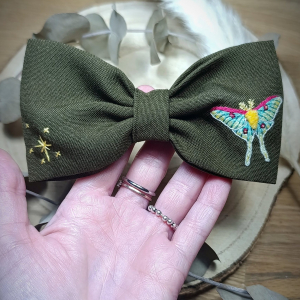 Barrette noeud brodée main – Papillon de nuit – Luna Moth