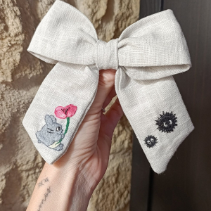 Barrette noeud brodée main – Totoro et noiraudes