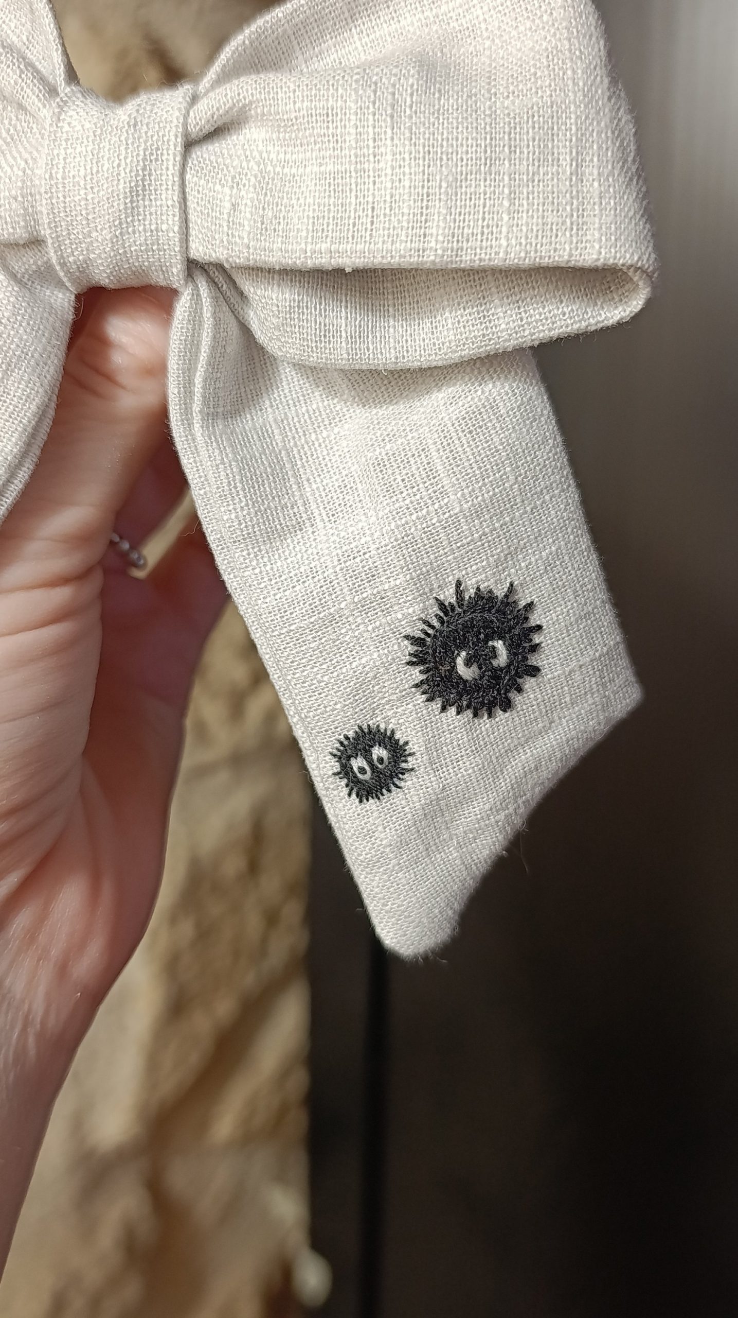 Barrette noeud brodée main - Totoro et noiraudes – Image 4