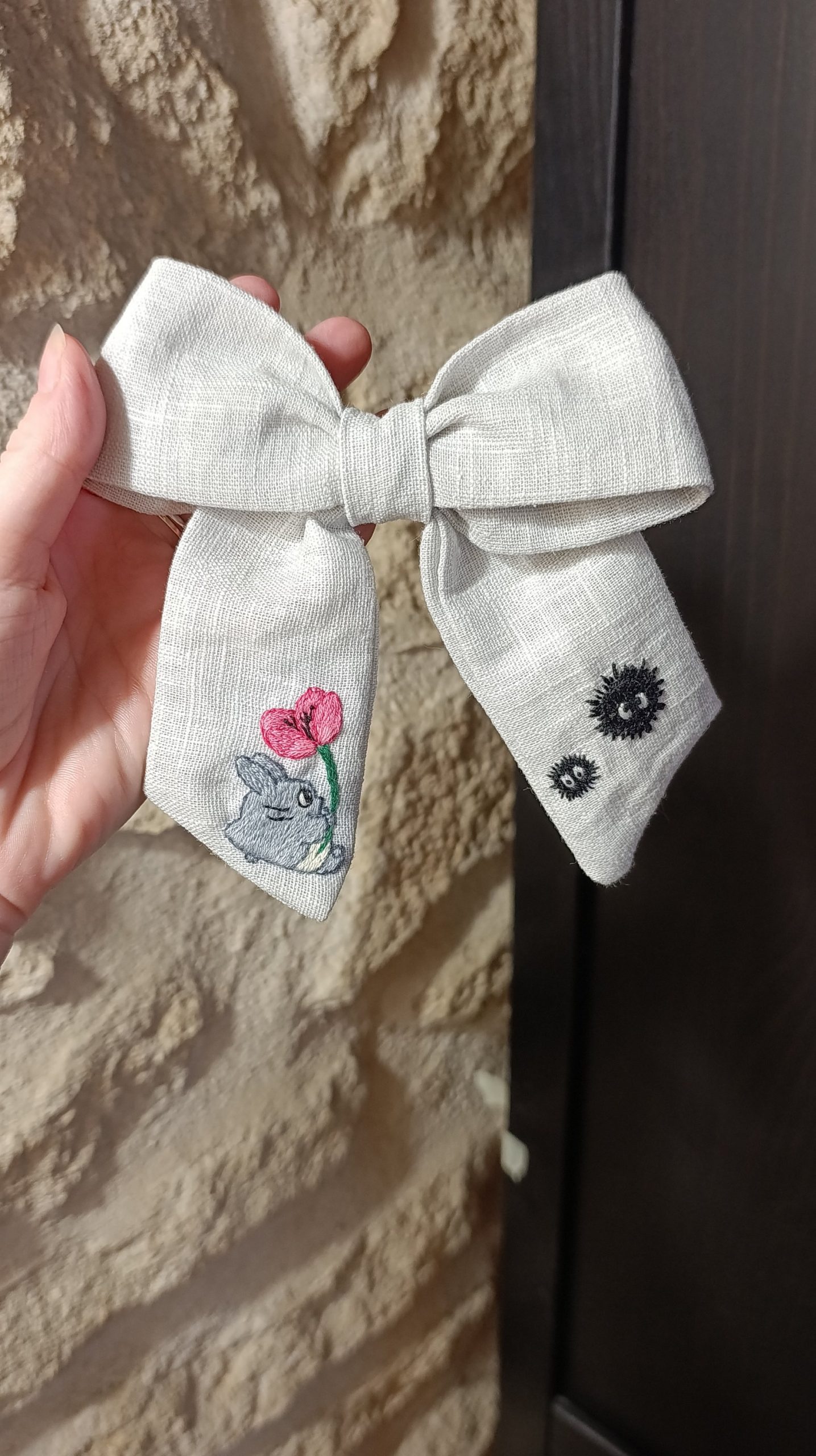 Barrette noeud brodée main - Totoro et noiraudes – Image 6