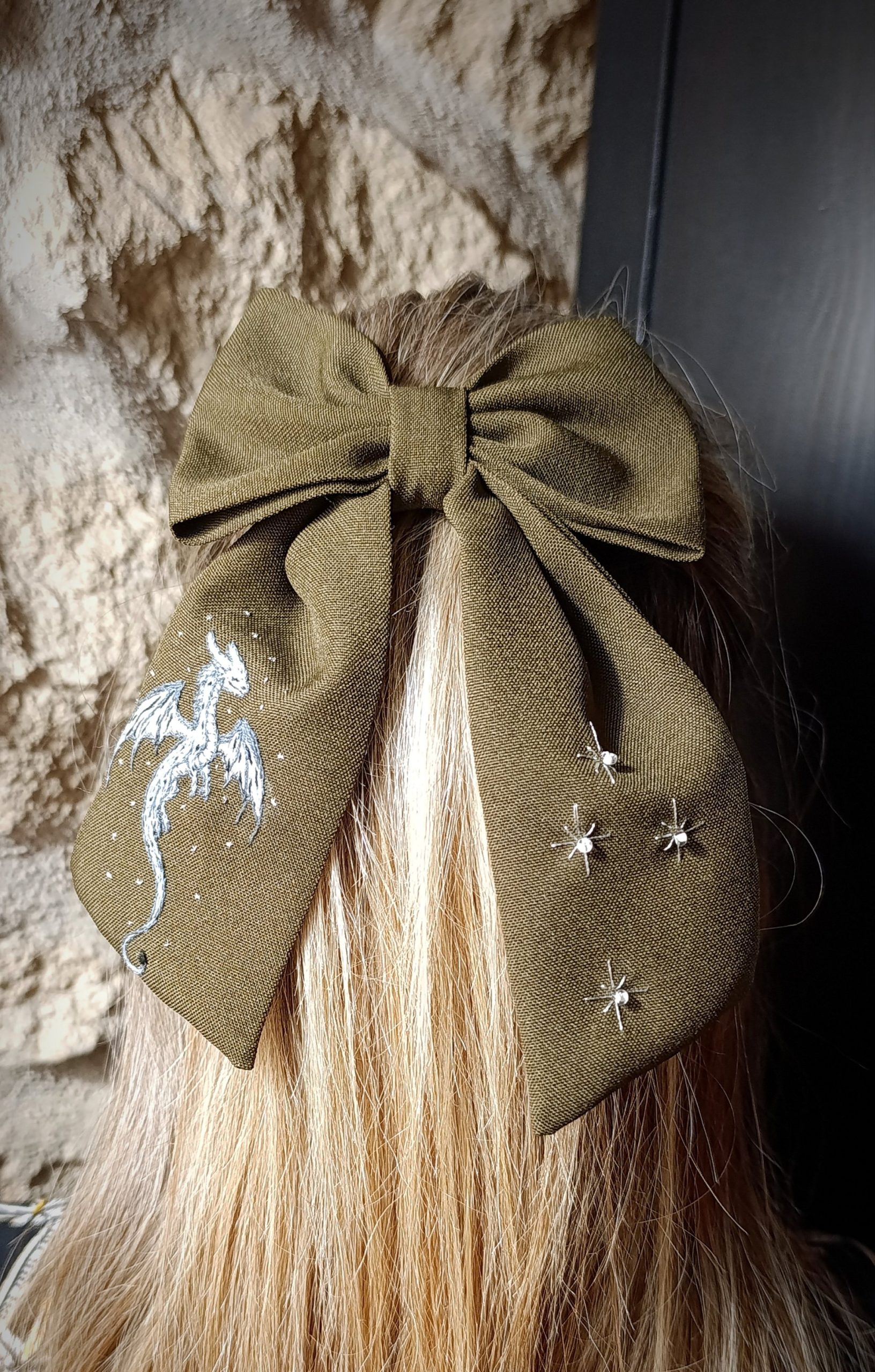 Barrette nœud broderie Dragon & étoiles phosphorescentes