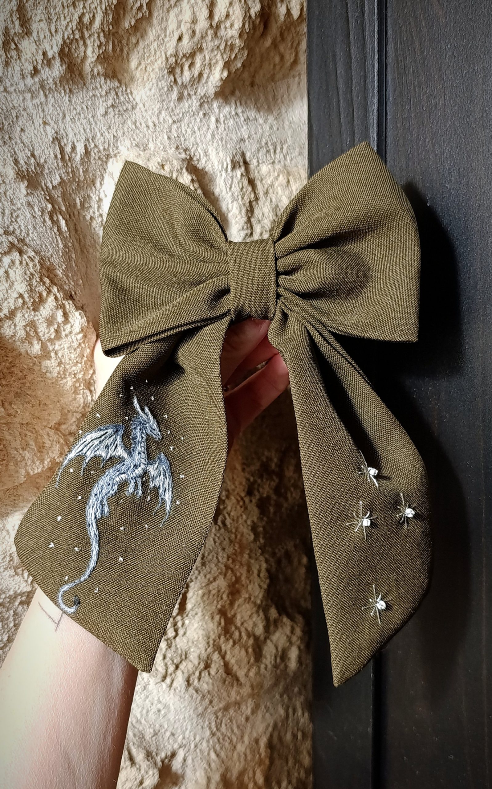 Barrette nœud broderie Dragon & étoiles phosphorescentes – Image 2