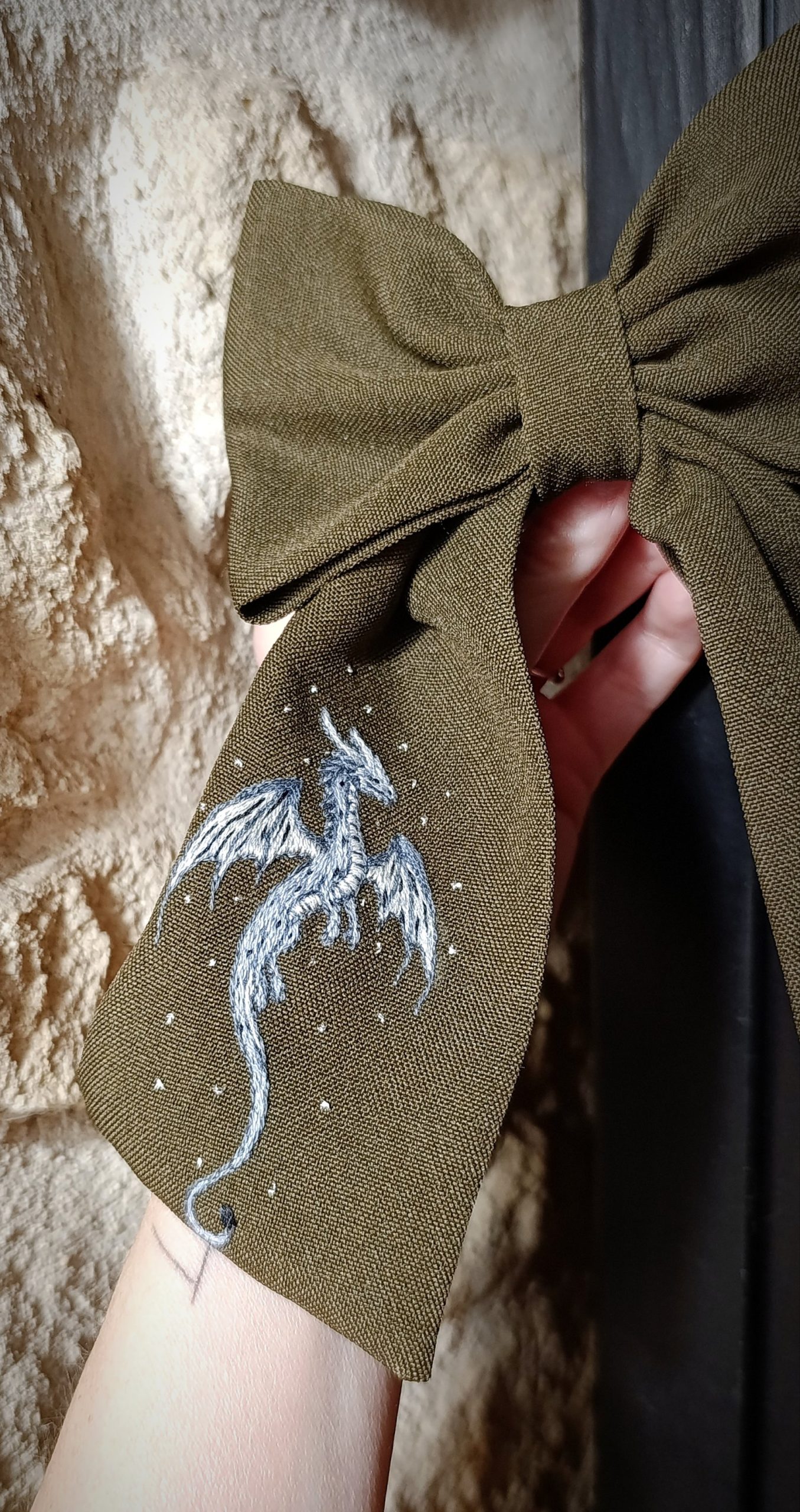 Barrette nœud broderie Dragon & étoiles phosphorescentes – Image 3