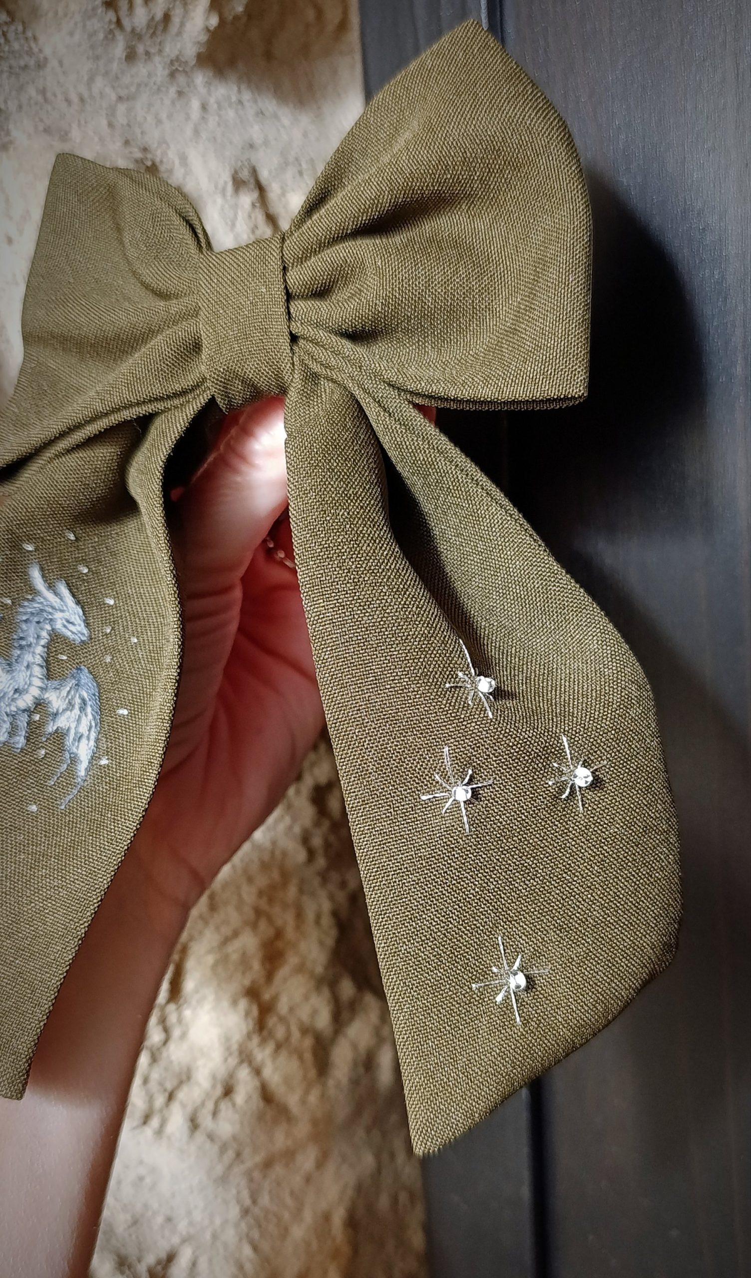 Barrette nœud broderie Dragon & étoiles phosphorescentes – Image 4
