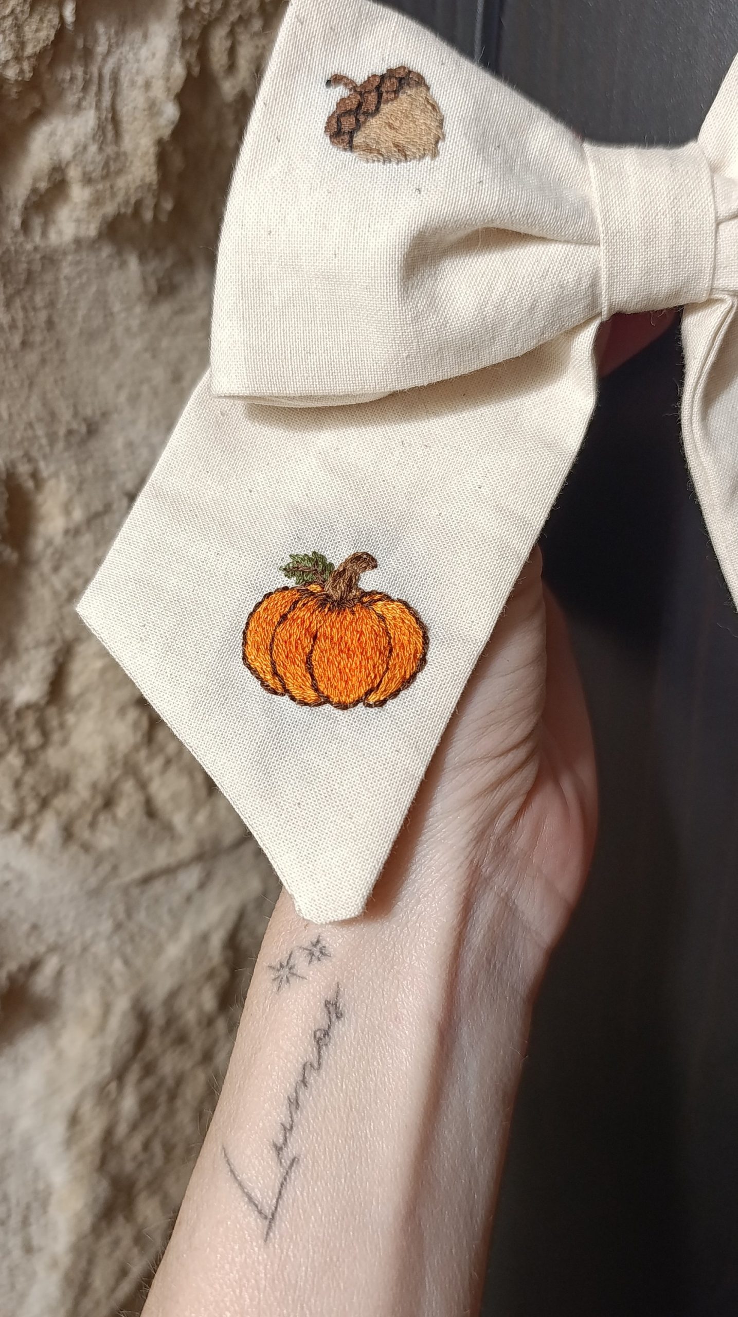 Barrette noeud brodée main - magie de l'automne – Image 2
