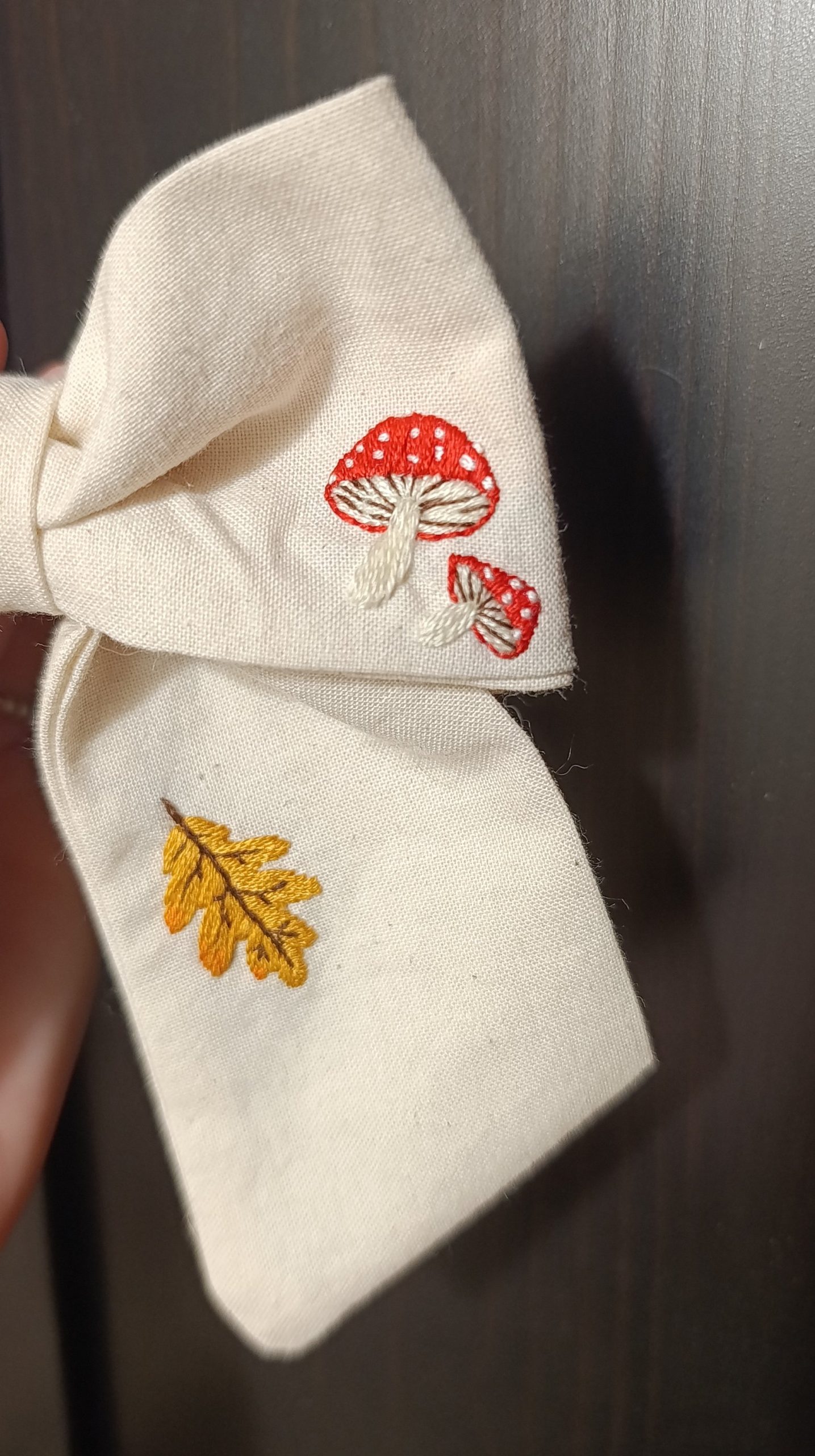 Barrette noeud brodée main - magie de l'automne – Image 3