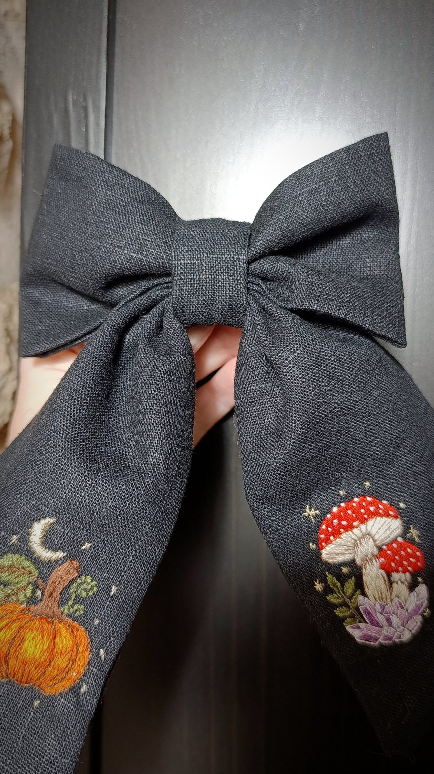 Barrette noeud brodée main - Citrouille et champignons enchantés – Image 4