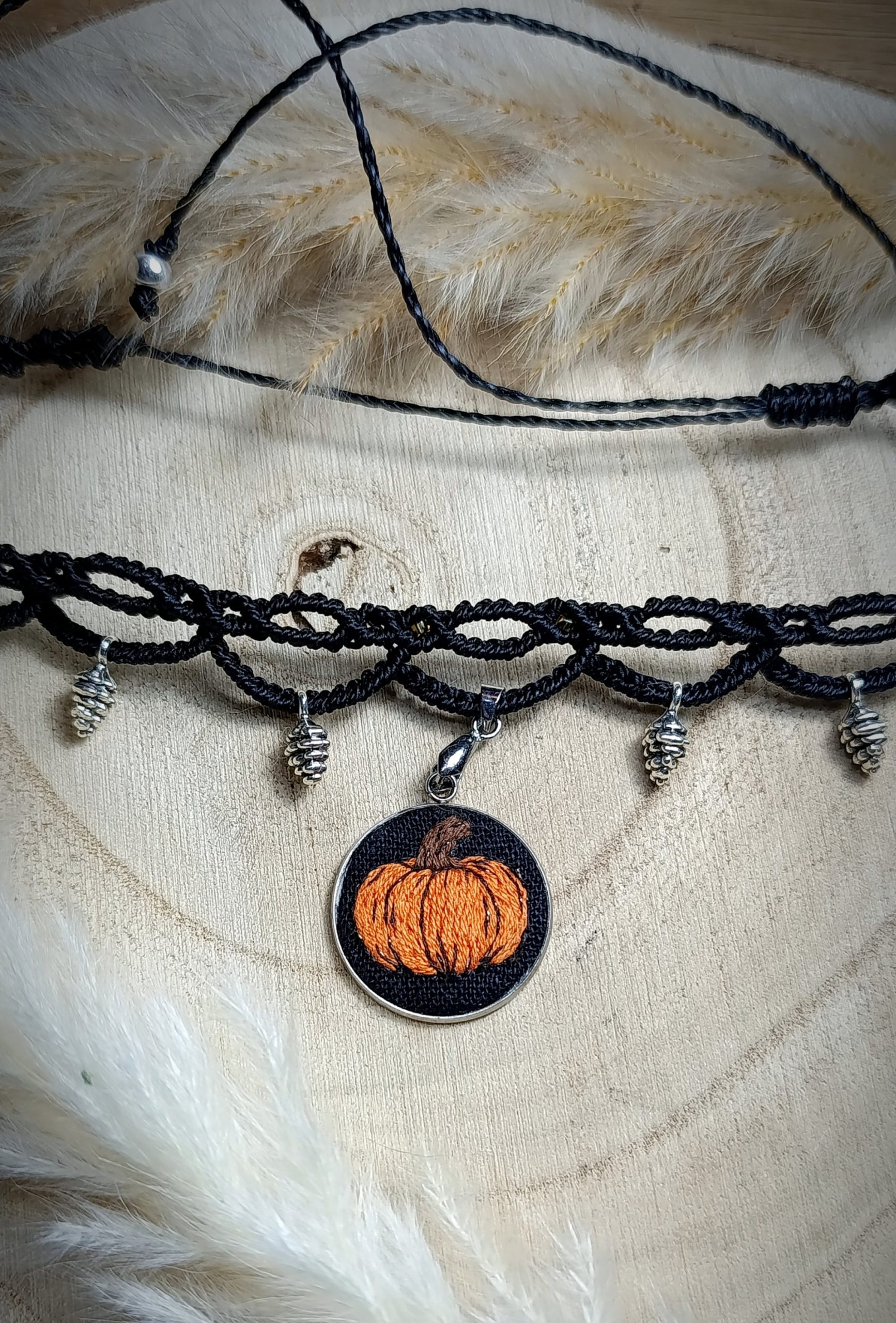 Choker "Les Trésors de l'Automne" - micro macramé et broderie – Image 5