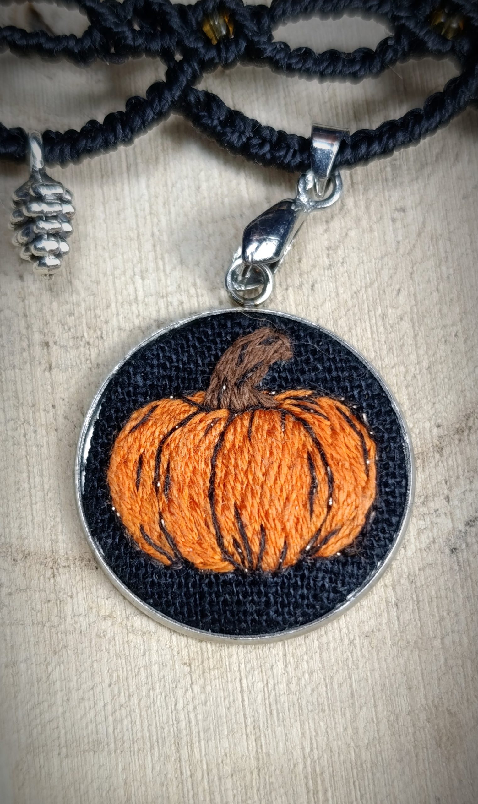 Choker "Les Trésors de l'Automne" - micro macramé et broderie – Image 3