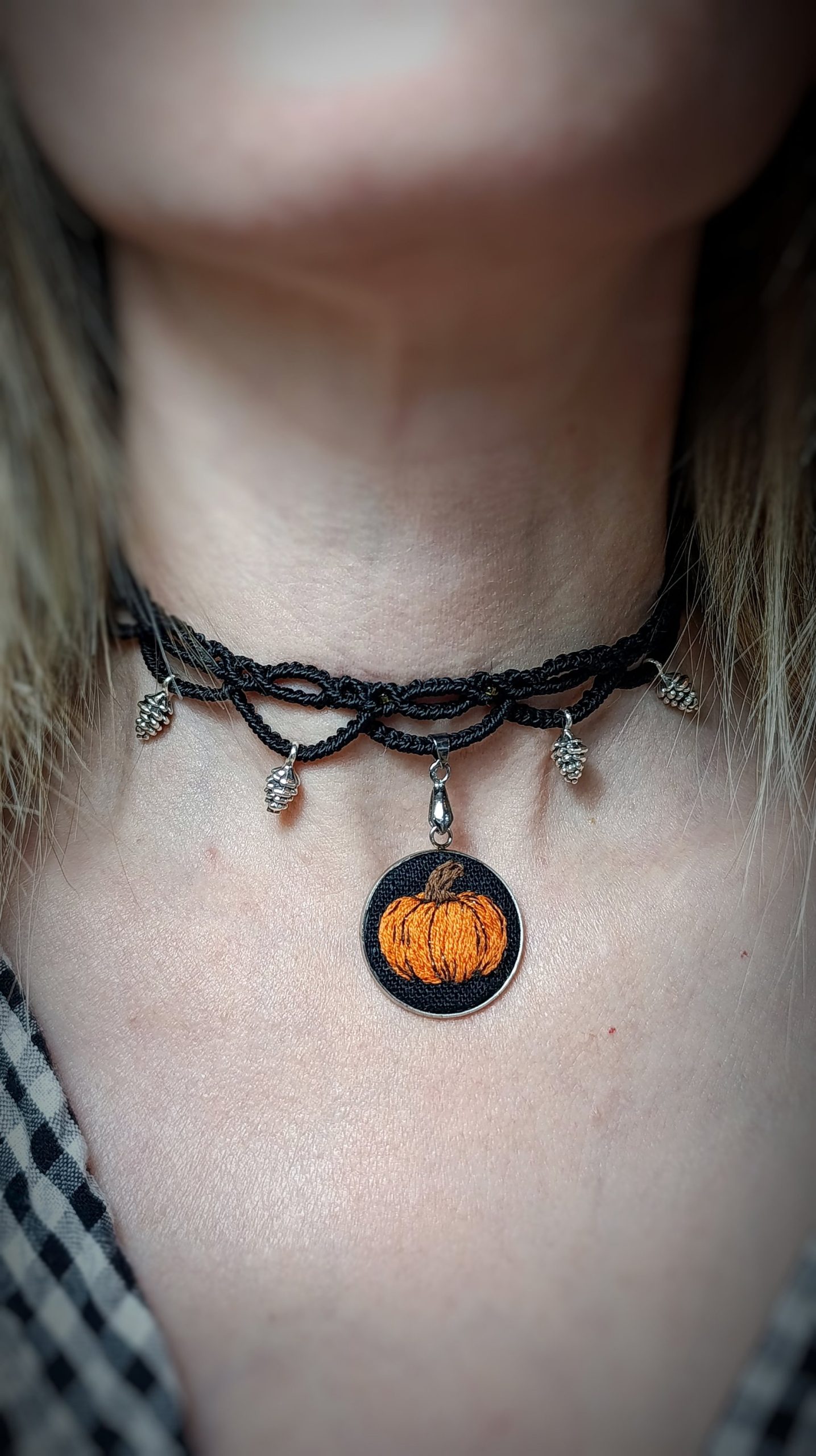 Choker "Les Trésors de l'Automne" - micro macramé et broderie – Image 2