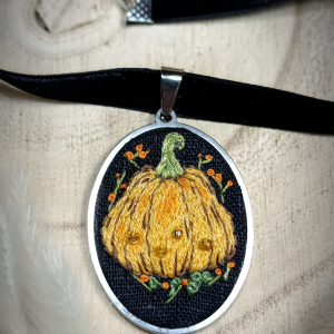 Ras de cou « La Citrouille des bois » – broderie citrouille
