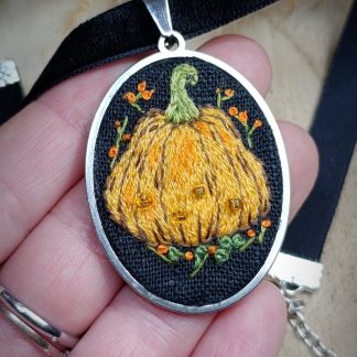 Gros plan sur les details de la broderie artisanale de la citrouille des bois