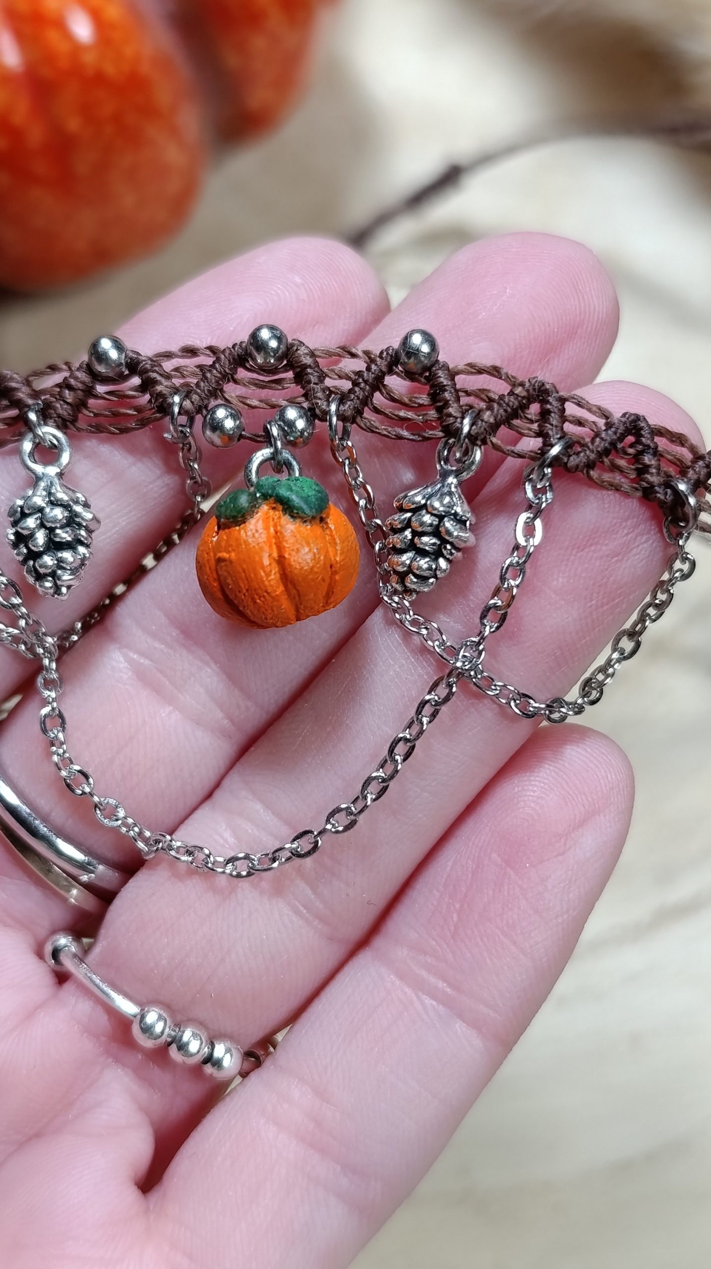 Choker micro macramé avec pendentif citrouille en pâte polymère – Image 4