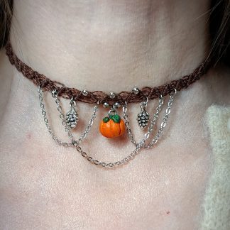 Choker micro macramé avec pendentif citrouille en pâte polymère