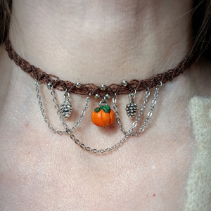 Choker micro macramé avec pendentif citrouille en pâte polymère