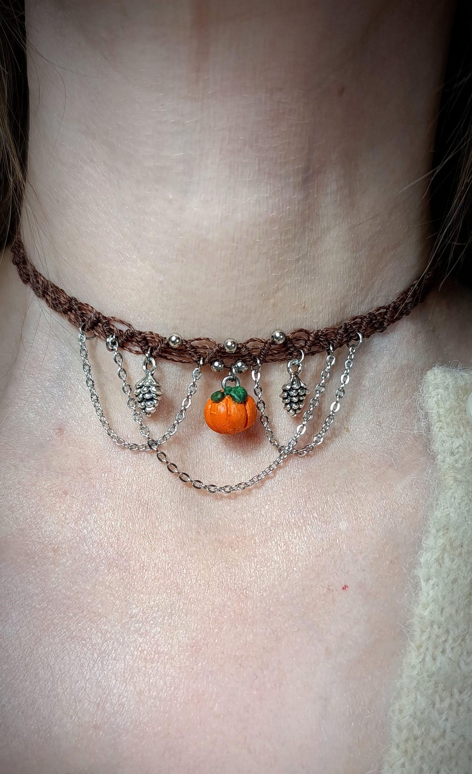 Choker micro macramé avec pendentif citrouille en pâte polymère