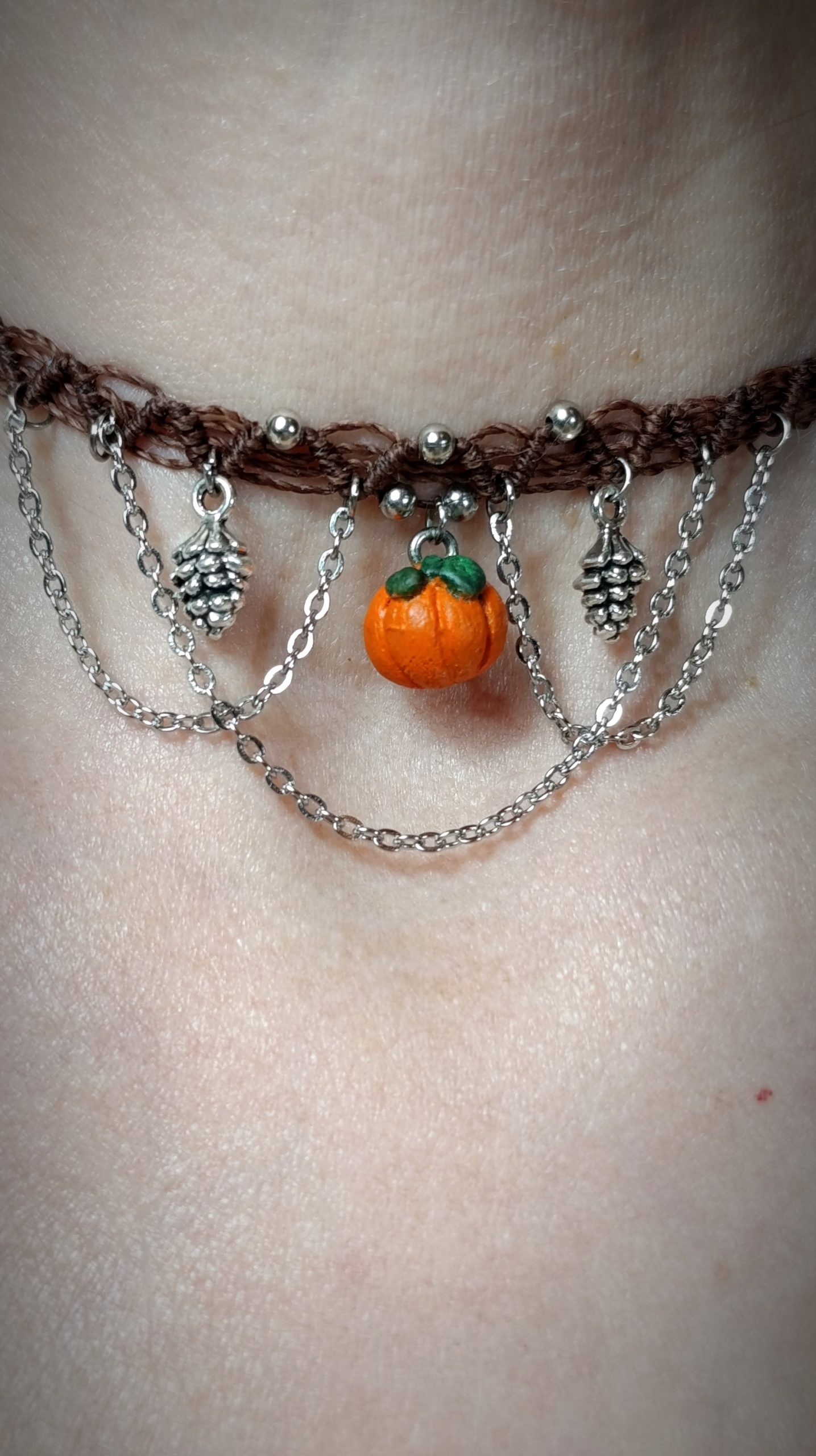 Choker micro macramé avec pendentif citrouille en pâte polymère – Image 3