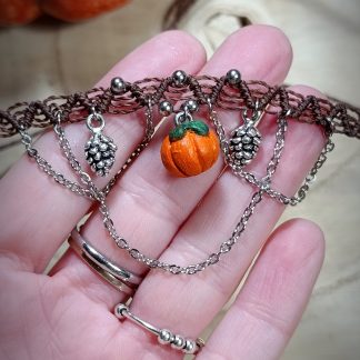 Choker micro macramé avec pendentif citrouille en pâte polymère