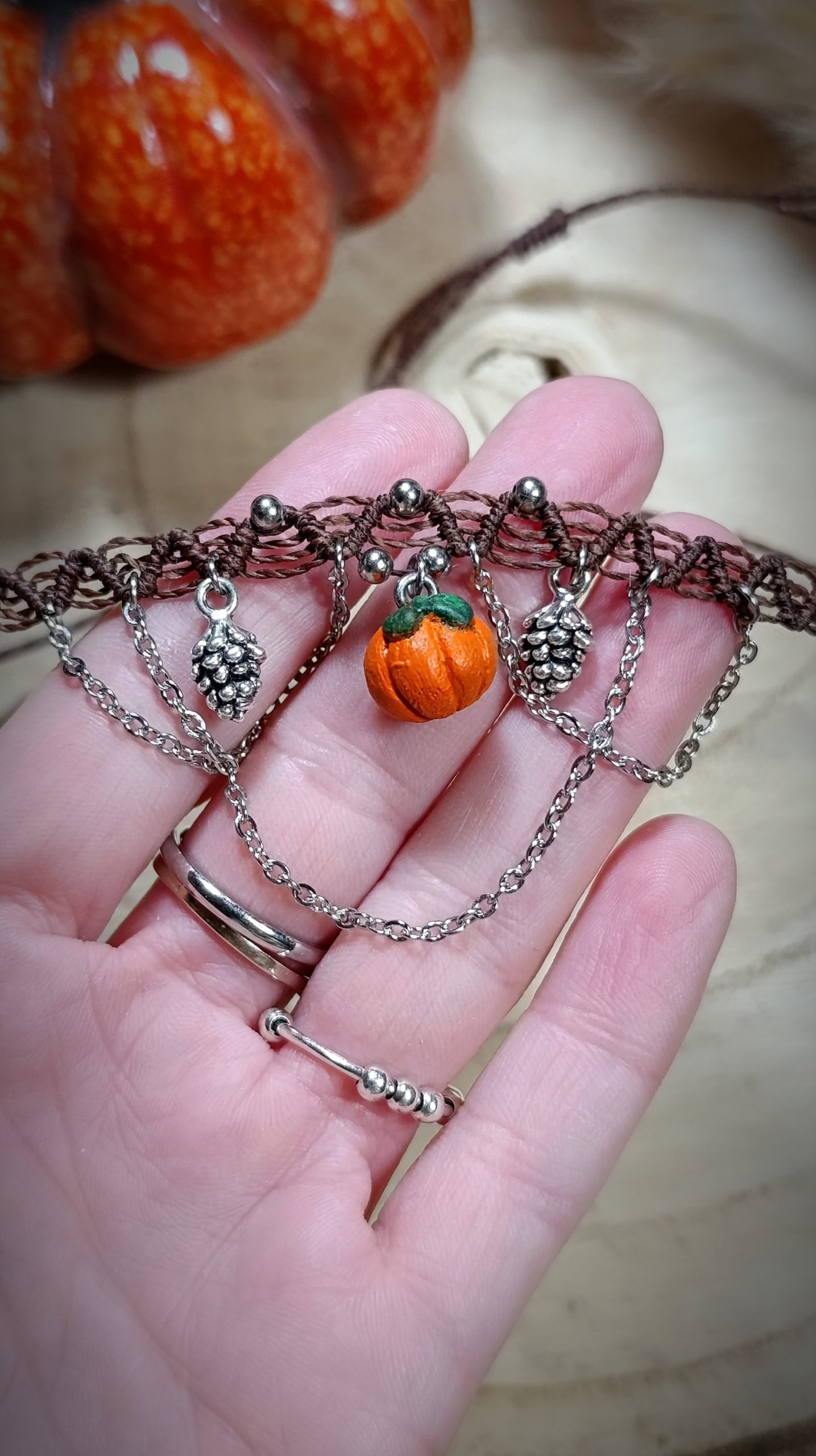 Choker micro macramé avec pendentif citrouille en pâte polymère – Image 2