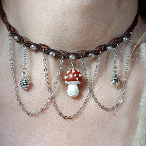 Choker micro macramé avec pendentif champignon en pâte polymère