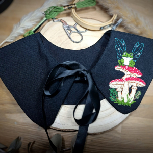 Col brodé main – Grenouille fée sur champignons