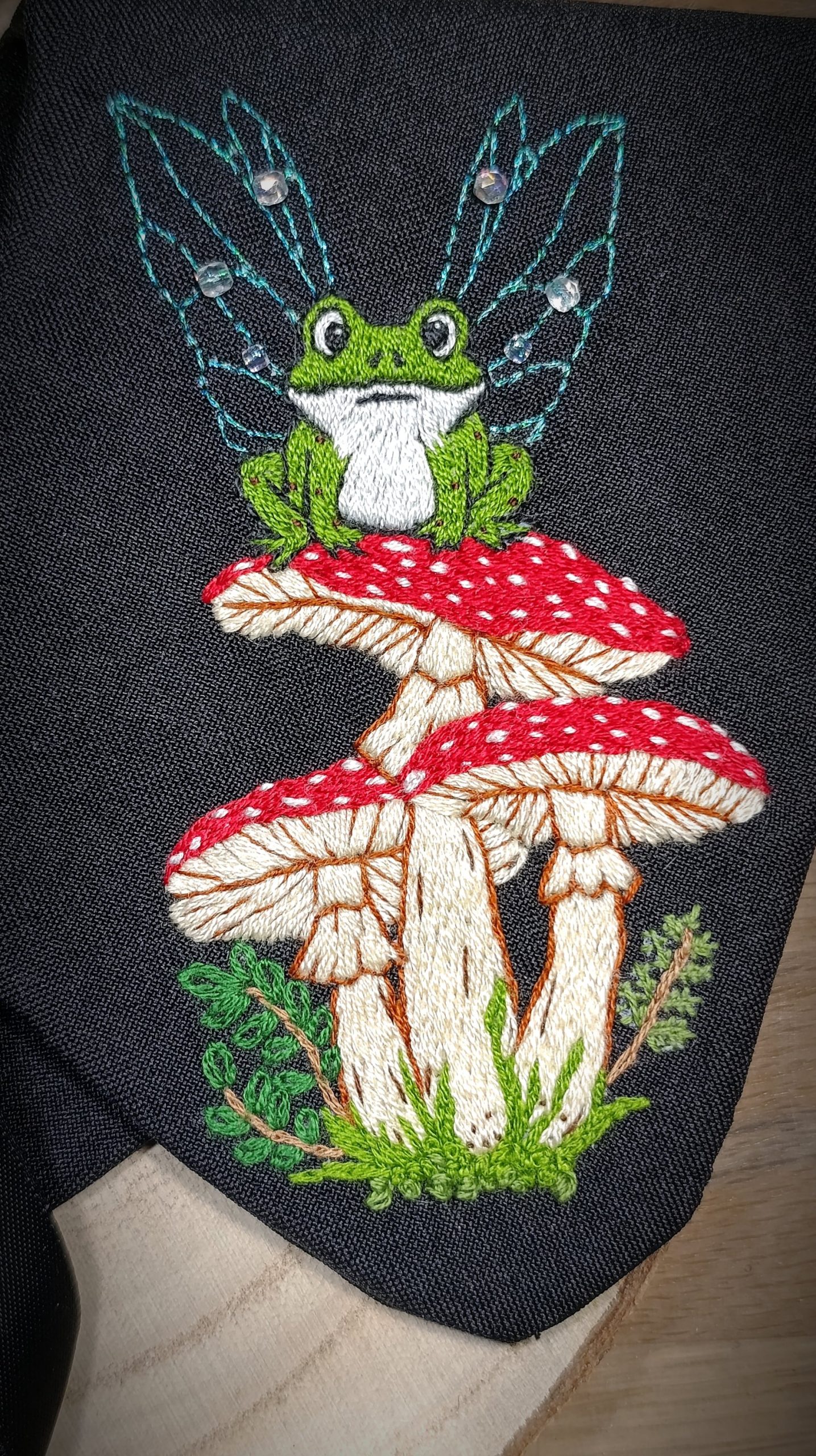 Col brodé main - Grenouille fée sur champignons – Image 6
