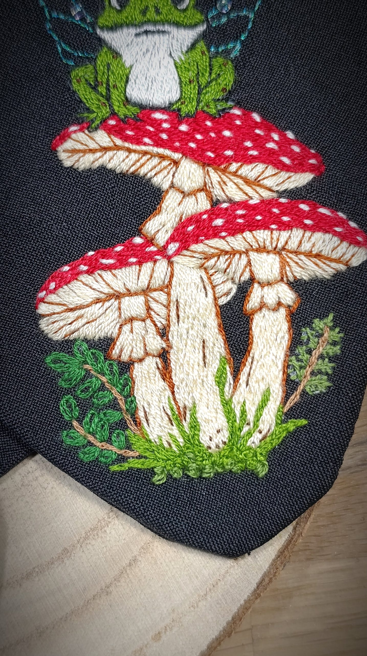 Col brodé main - Grenouille fée sur champignons – Image 4