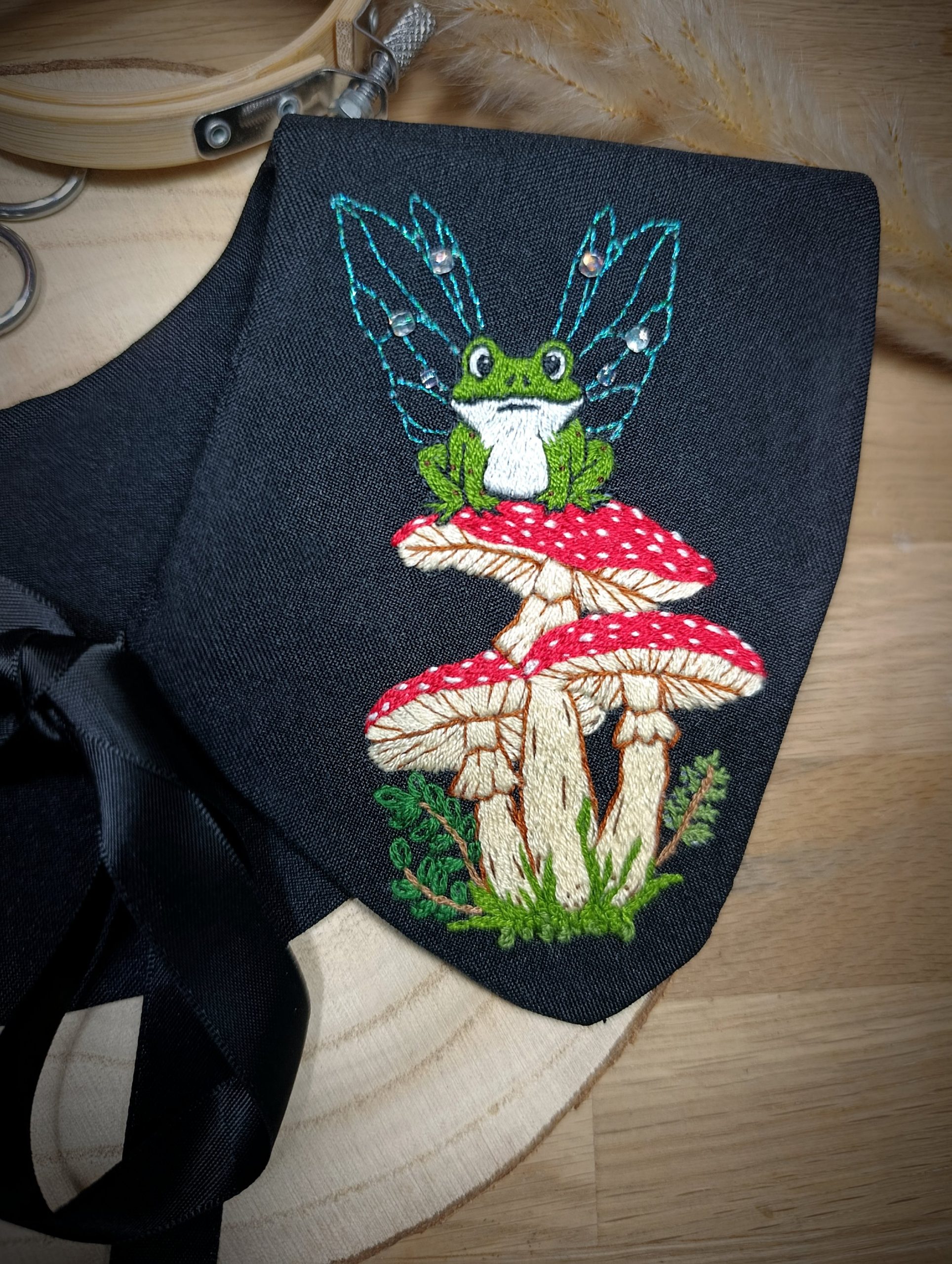 Col brodé main - Grenouille fée sur champignons – Image 3