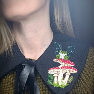 Col brodé cottagecore Fantasy Corner porté sur un pull vert