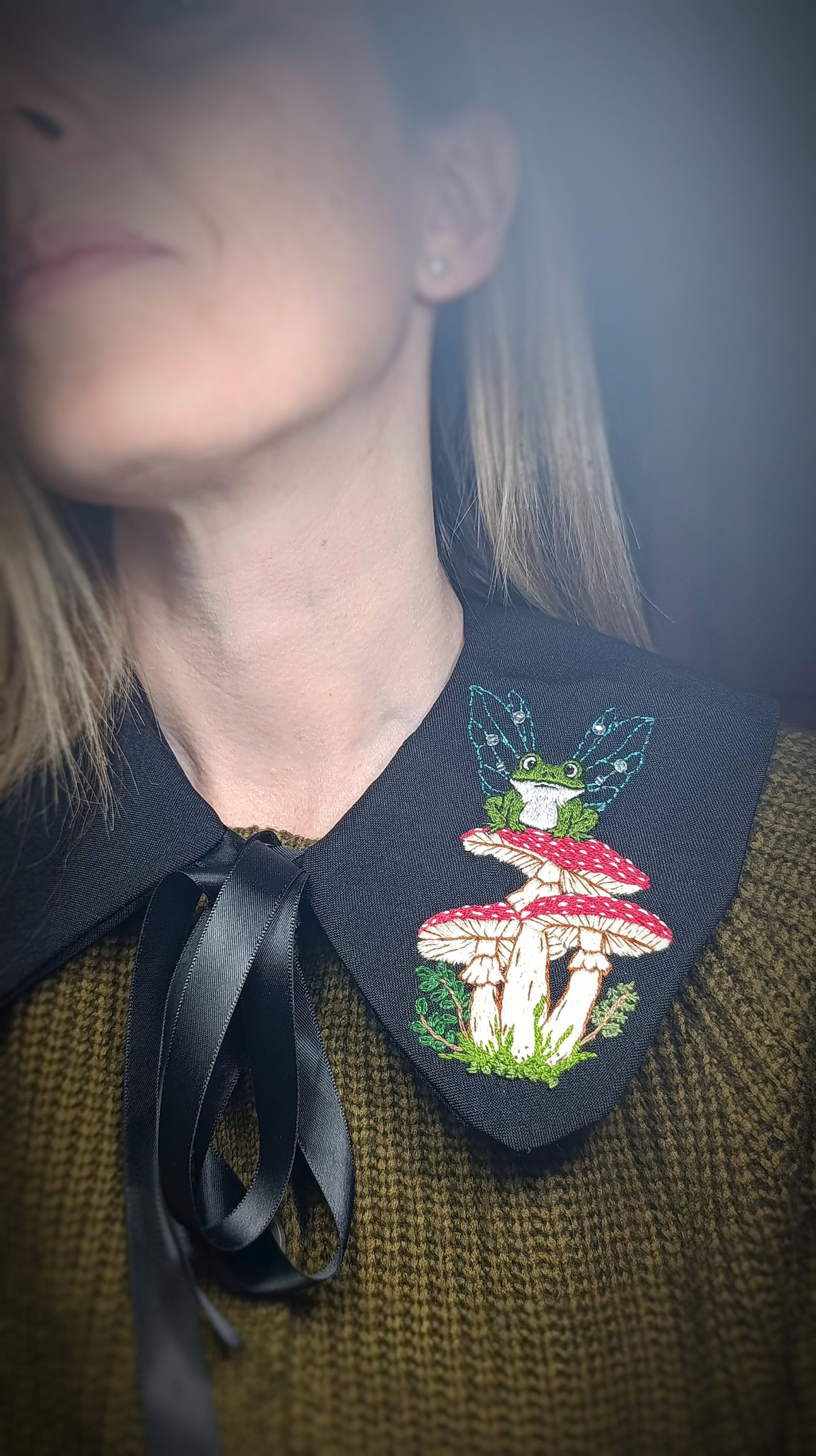 Col brodé main - Grenouille fée sur champignons – Image 2