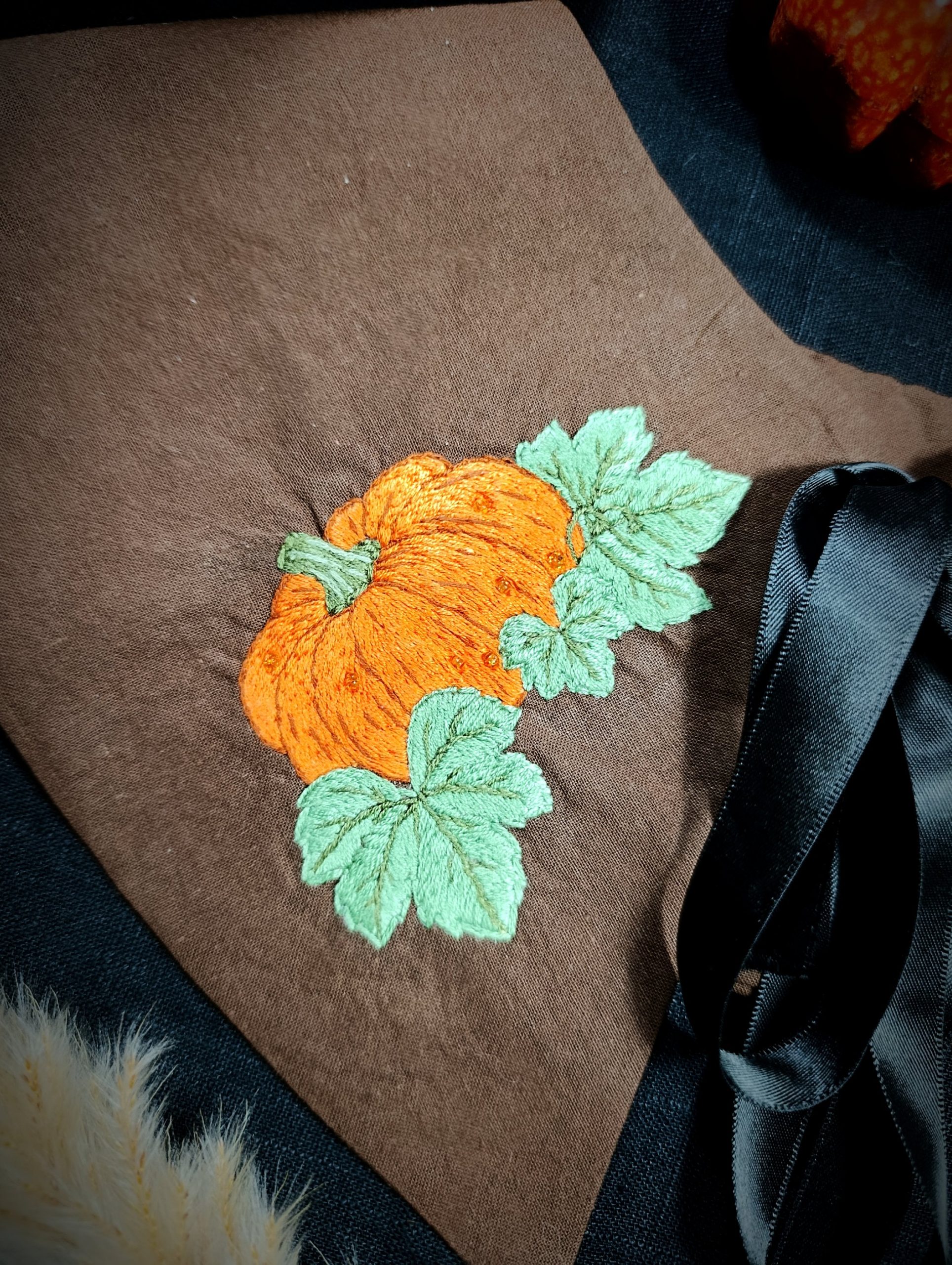Col brodé main - Broderie La citrouille d'automne – Image 3