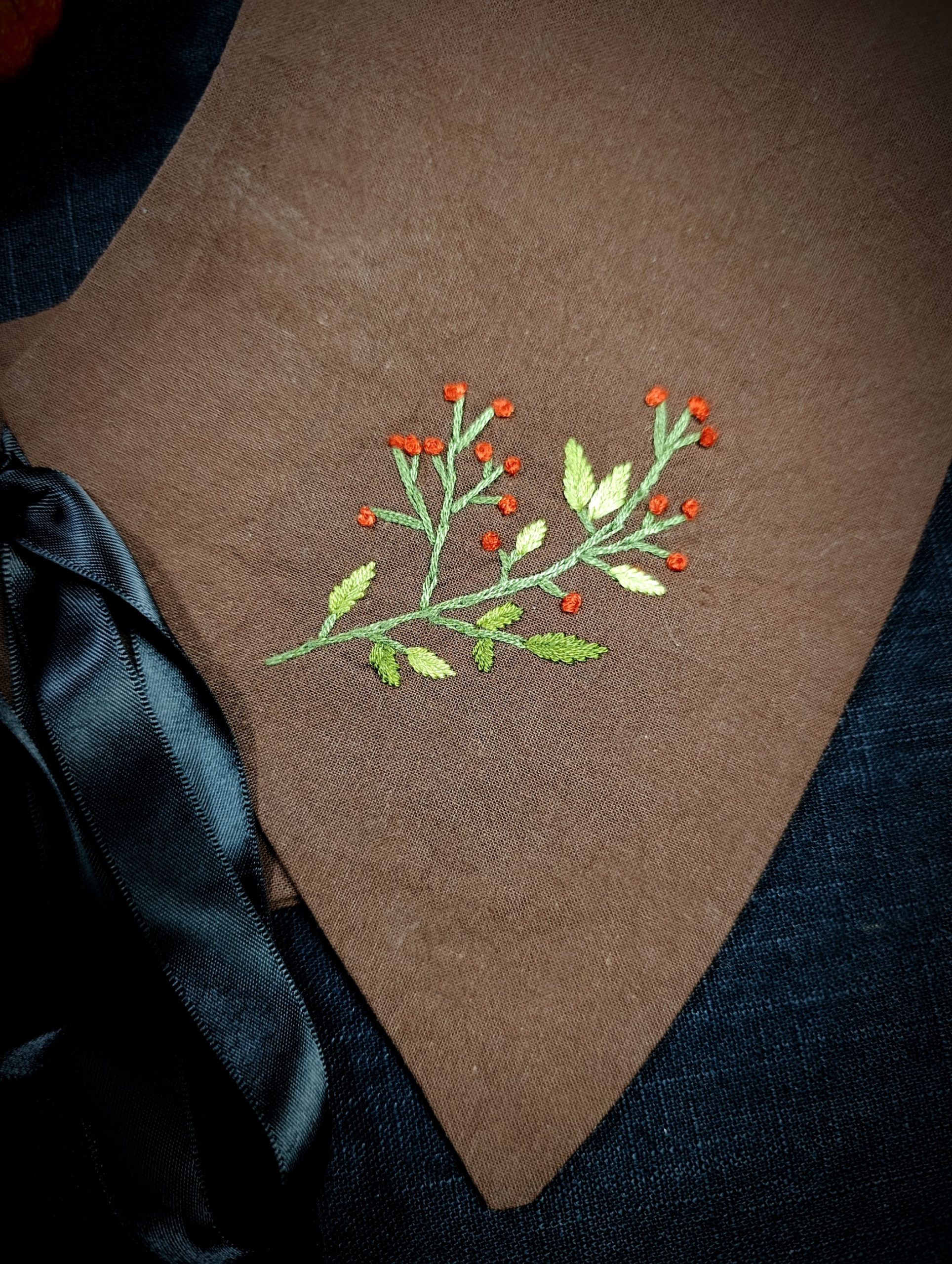 Col brodé main - Broderie La citrouille d'automne – Image 4