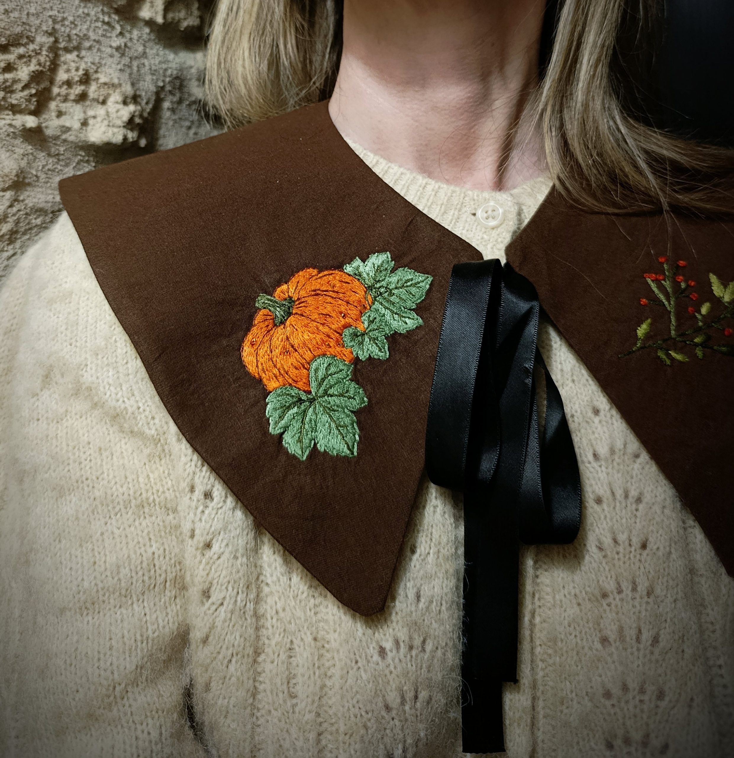 Col brodé main - Broderie La citrouille d'automne – Image 2