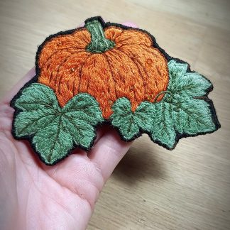 Broche broderie citrouille avec perles de rocailles