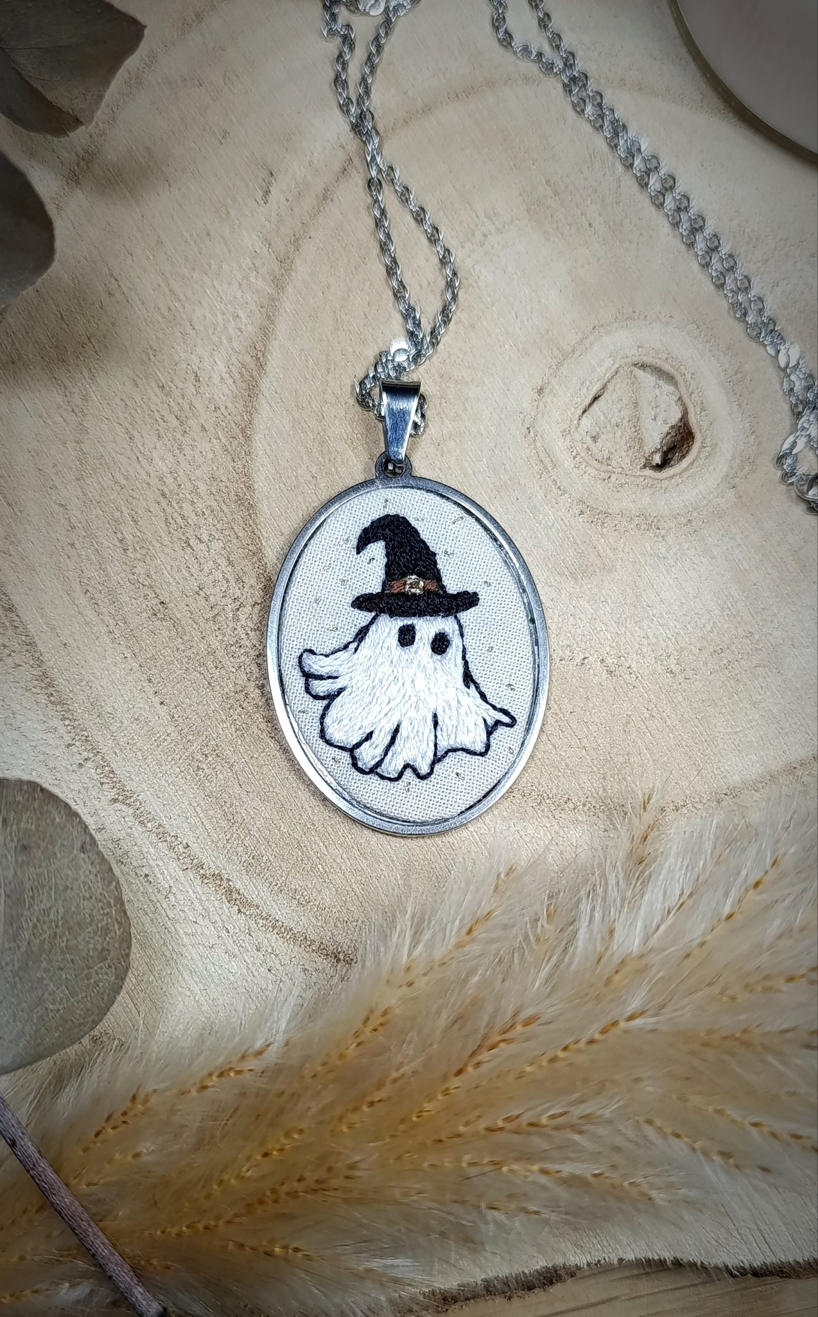 Collier Brodé Petit Fantôme Sorcier Mignon - Bijou Halloween – Image 2