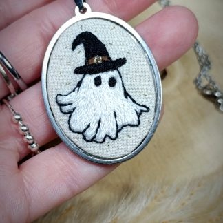 Collier Brodé Petit Fantôme Sorcier Mignon - Bijou Halloween