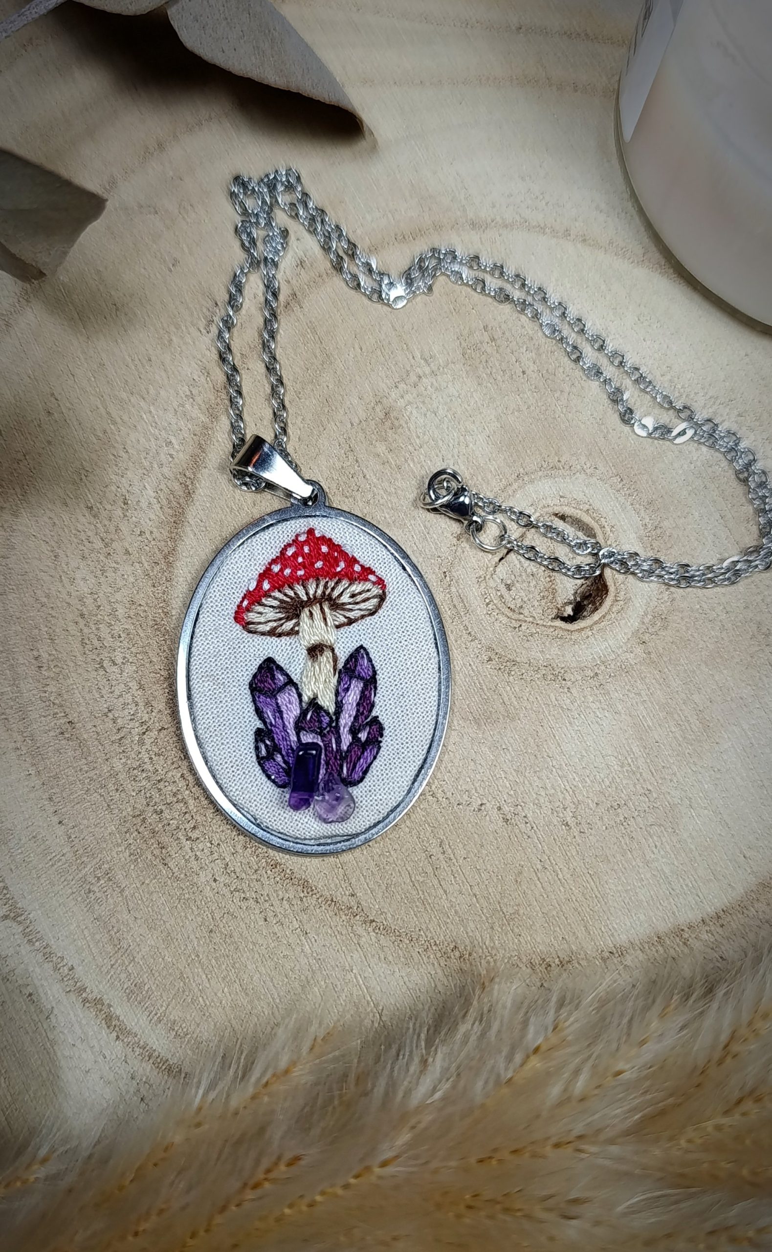 Collier Brodé Champignon Amanite & Vraies Pierres d'Améthyste - Bijou Magic Forest – Image 3