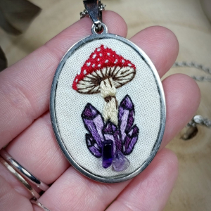Collier Brodé Champignon Amanite & Vraies Pierres d&rsquo;Améthyste – Bijou Magic Forest