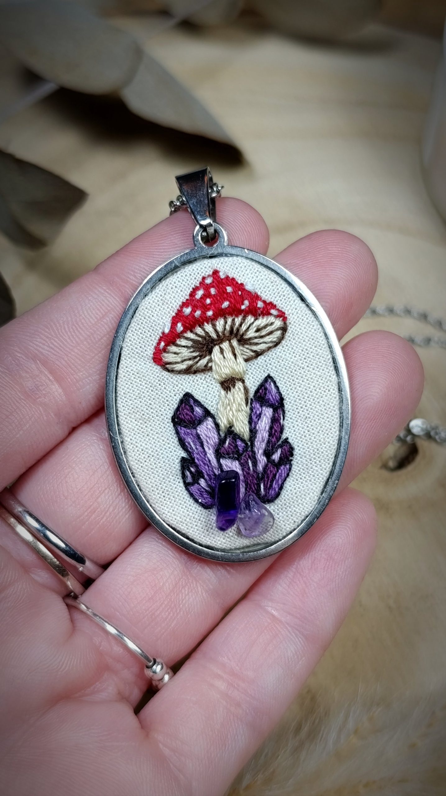 Collier Brodé Champignon Amanite & Vraies Pierres d'Améthyste - Bijou Magic Forest