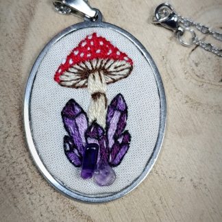 Collier Brodé Champignon Amanite & Vraies Pierres d'Améthyste - Bijou Magic Forest