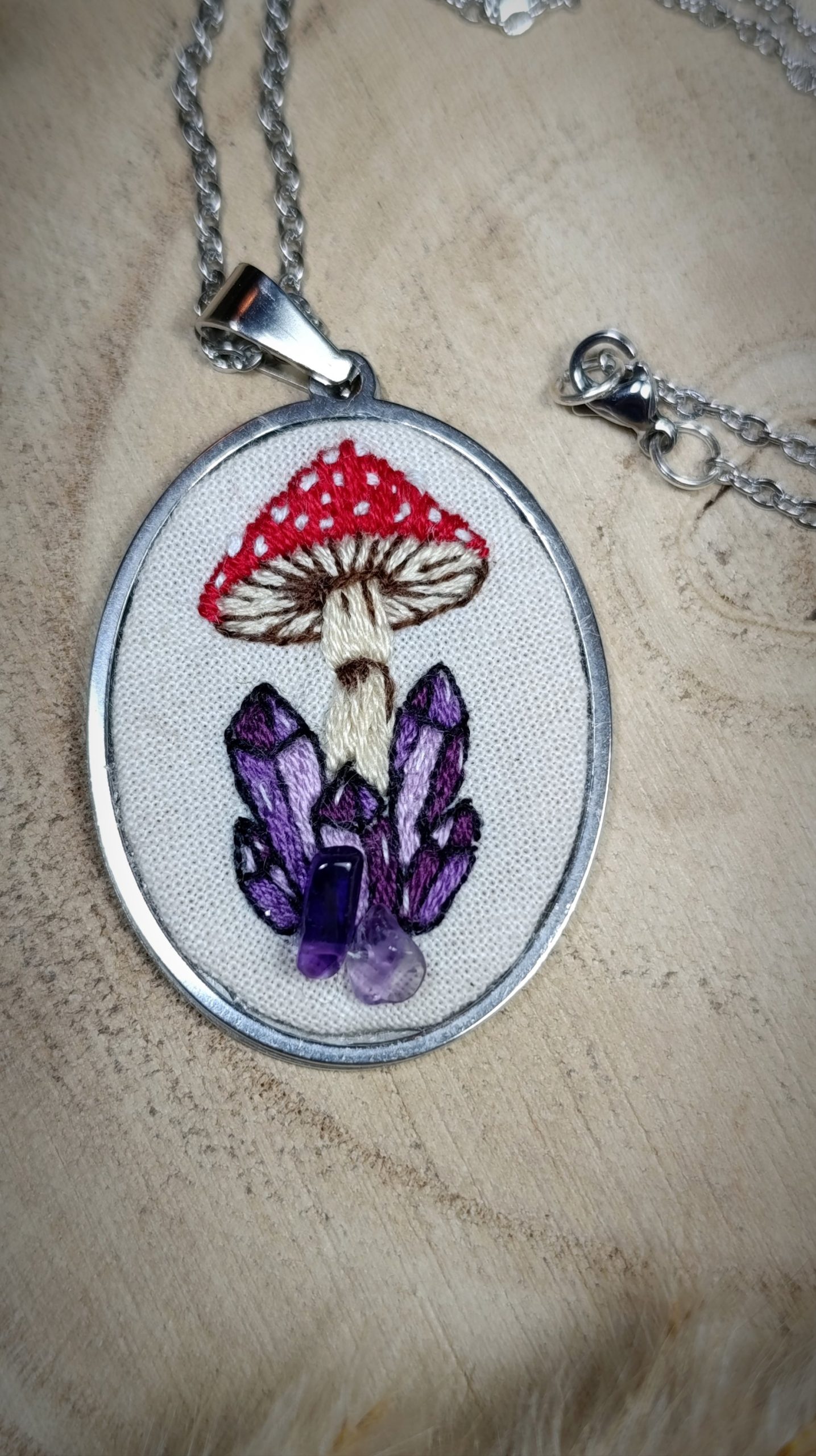Collier Brodé Champignon Amanite & Vraies Pierres d'Améthyste - Bijou Magic Forest – Image 2