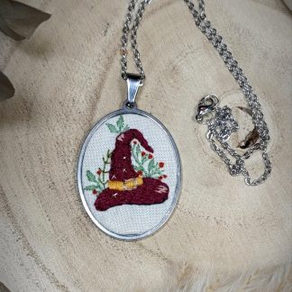 Pendentif Brodé Main Chapeau Sorcière Magique & Fleurs - Bijou Artisanal Unique Witchy