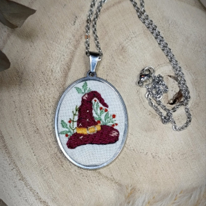 Pendentif Brodé Main Chapeau Sorcière Magique & Fleurs – Bijou Artisanal Unique Witchy