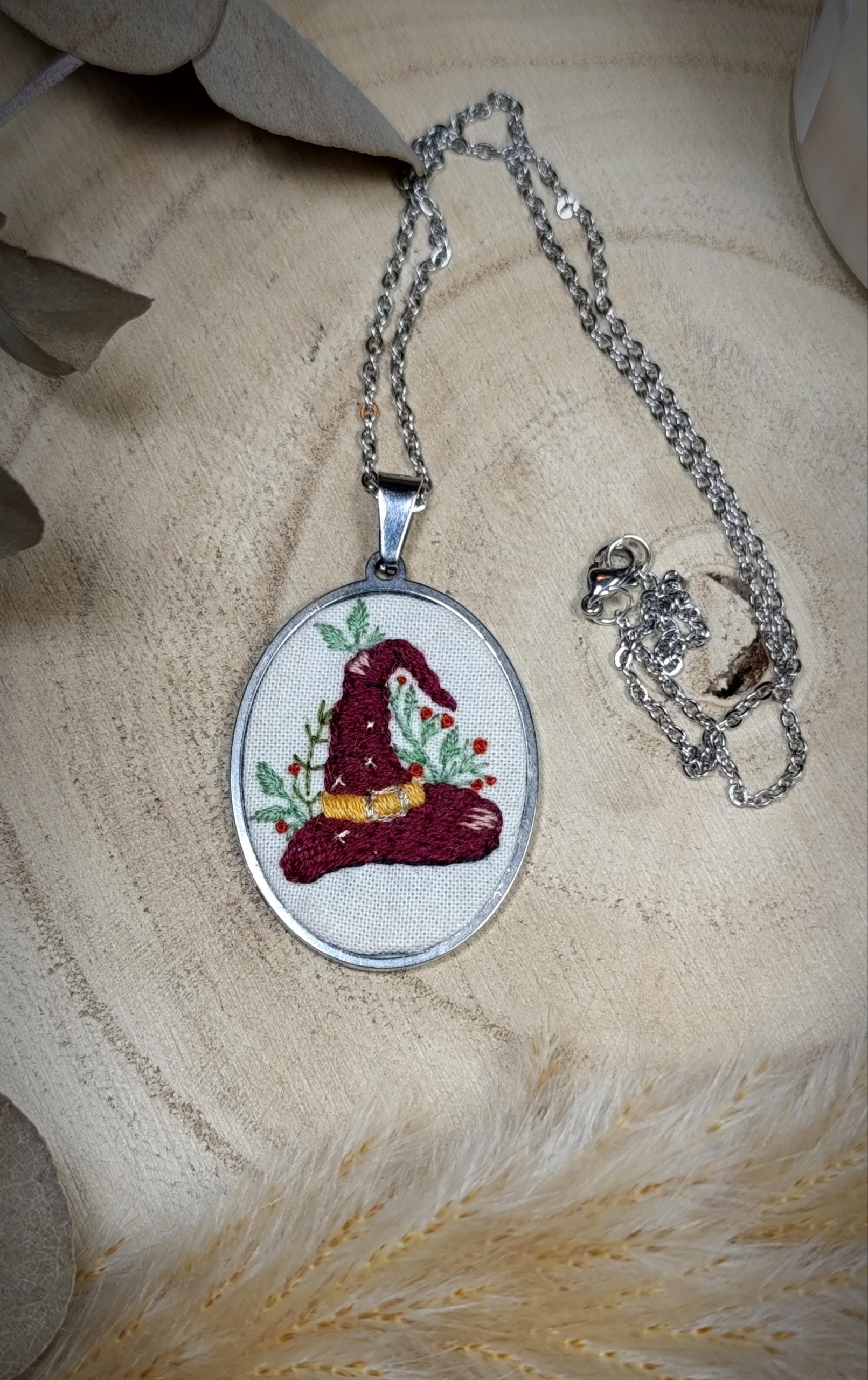 Pendentif Brodé Main Chapeau Sorcière Magique & Fleurs - Bijou Artisanal Unique Witchy